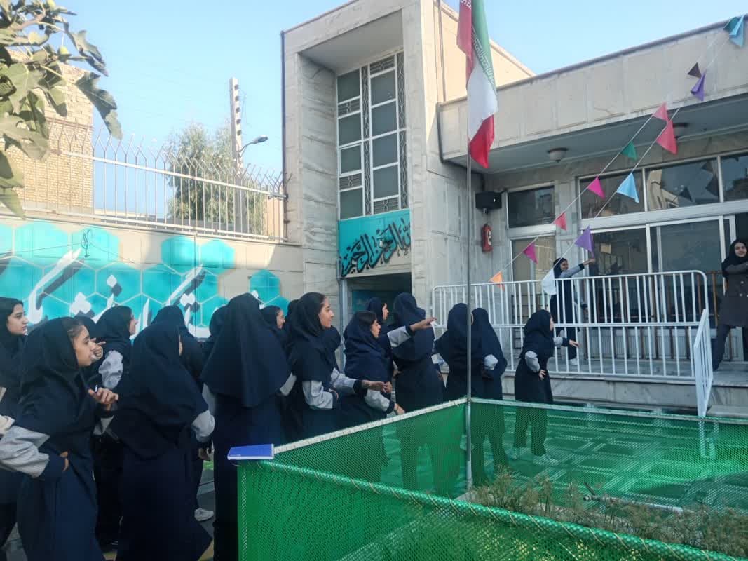صبحگاه متوسطه اول همراه با اهدای هدیه 1405-1404